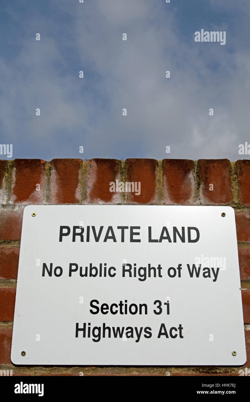Señal que indica las tierras privadas, ningún derecho de vía pública, Sección 31 de la ley de autopistas, en Twickenham, Middlesex, Inglaterra Foto de stock