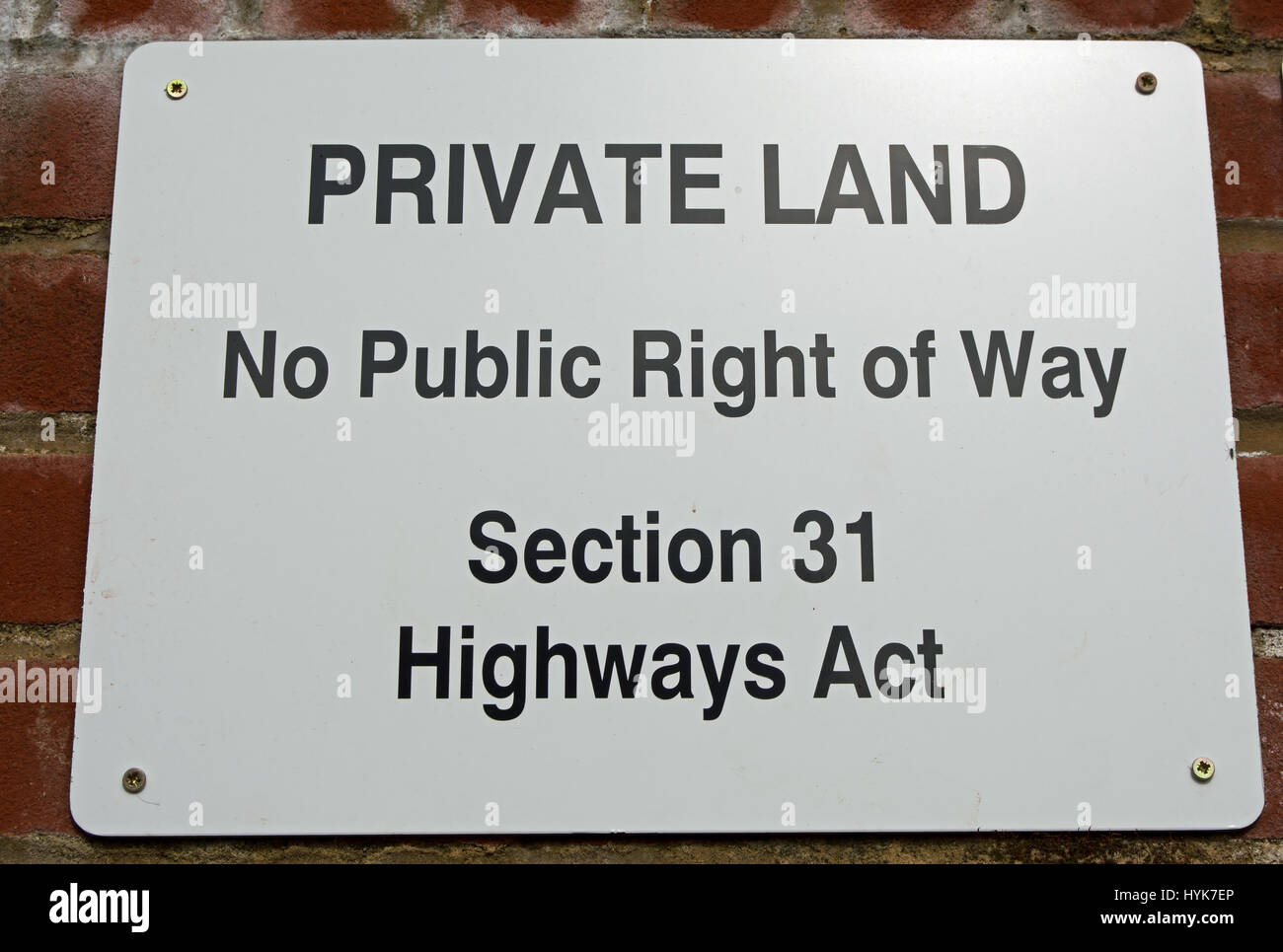 Señal que indica las tierras privadas, ningún derecho de vía pública, Sección 31 de la ley de autopistas, en Twickenham, Middlesex, Inglaterra Foto de stock