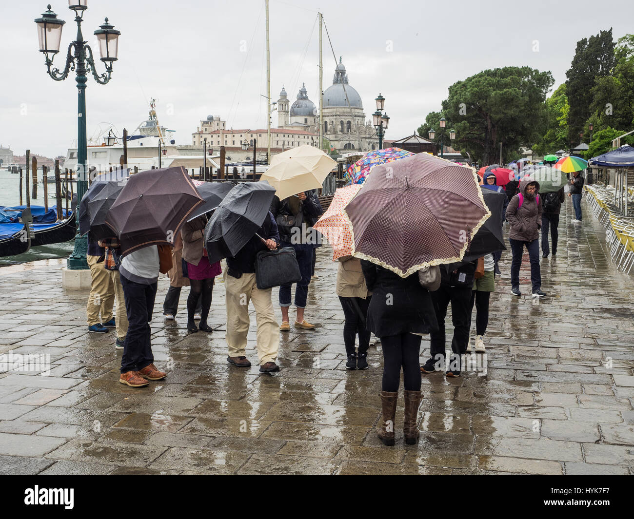 Los turistas con paraguas en un día lluvioso y húmedo en la Plaza de San Marcos (Piazzetta di San Paulo), Venecia, Italia Foto de stock