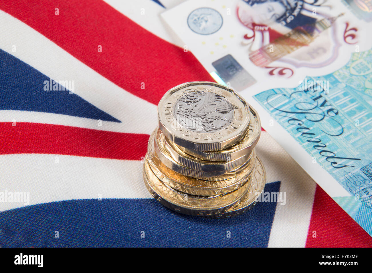 Nuevo 2016 £1 libras monedas colocado sobre una bandera Union Jack Foto de stock