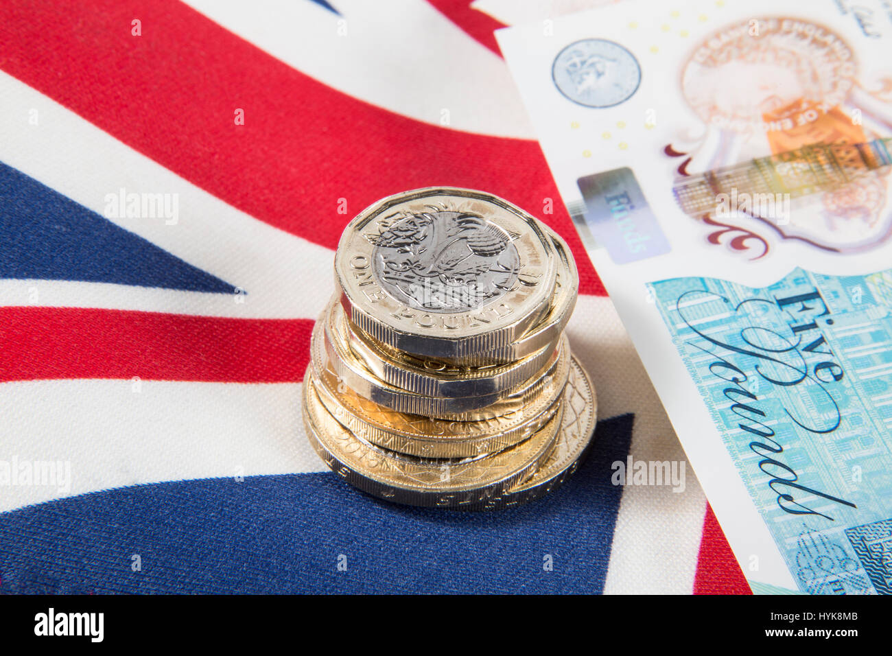 Nuevo 2016 £1 libras monedas colocado sobre una bandera Union Jack Foto de stock