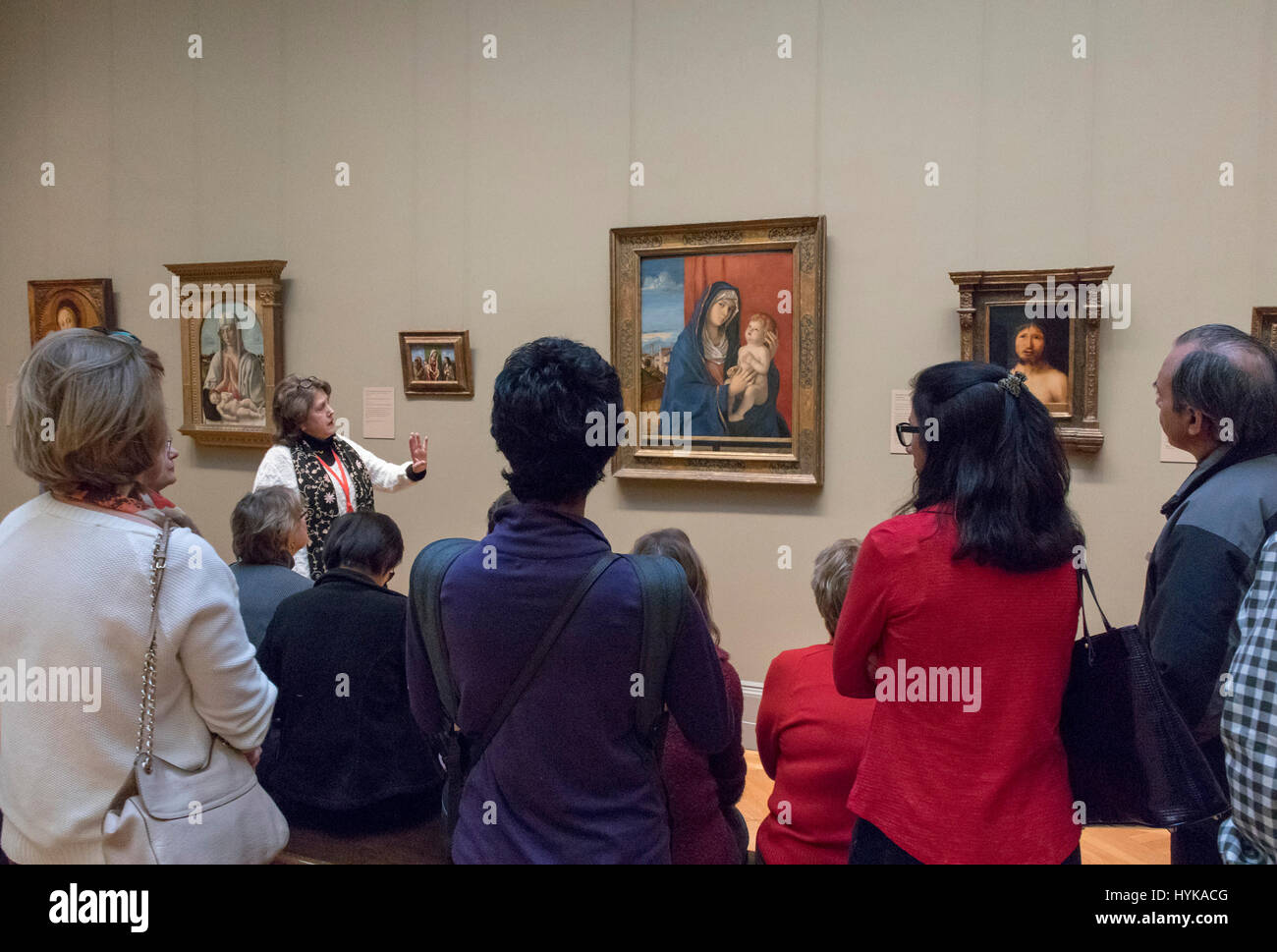 Los visitantes escuchando a un guía turístico en una galería hablar, Metropolitan Museum of Art, Nueva York, EE.UU. Foto de stock