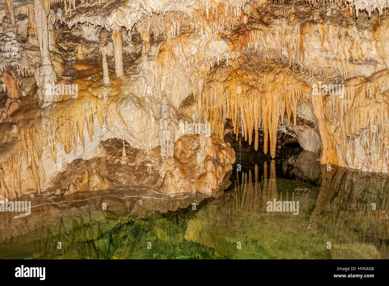 El Lago Emerald en Demanovska Cueva de libertad, Eslovaquia Foto de stock