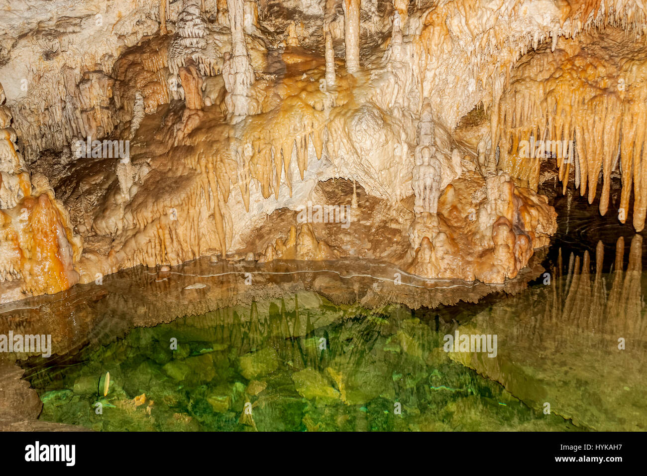 El Lago Emerald en Demanovska Cueva de libertad, Eslovaquia Foto de stock