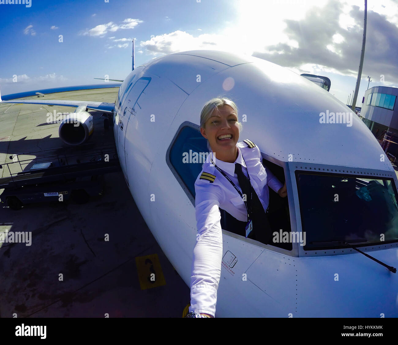Una rubia piloto explosivo ha venido documentando su sizzling hot  globe-trotting estilo de vida con una serie de cockpit selfies que han  lanzado le en Instagram al estrellato. Con 126 mil seguidores