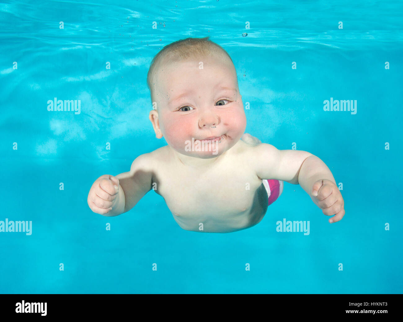 Una imagen de helecho, de 8 meses de edad, en una sesión de fotos submarinas con Aquatots Swim School en Gloucestershire. Nadar antes de que puedan caminar poco estas bellezas de baño han sido fotografiadas por un fotógrafo submarino británico. Utilizando su natural reflejo anfibio, estos bebés, de edades comprendidas entre los tres meses de edad, celebraron su aliento, tal como fueron liberados por submarino profesional de instructores de natación para bebés. Las fotografías muestran la hilarante las expresiones en las caras de los pequeños alicates. Fotógrafo submarino londinense Lucy Ray (35) de la Starfish Fotografía Submarina tomó estas imágenes acr Foto de stock