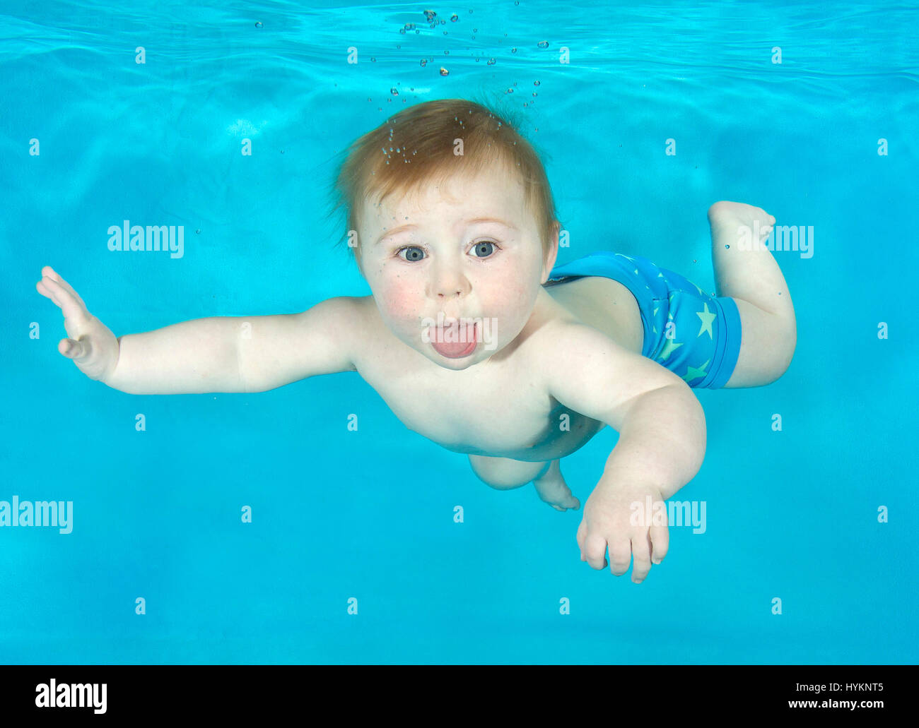 Una imagen de Ethan, de 10 meses de edad, en una sesión de fotos submarinas con Aquatots Swim School en Gloucestershire. Nadar antes de que puedan caminar poco estas bellezas de baño han sido fotografiadas por un fotógrafo submarino británico. Utilizando su natural reflejo anfibio, estos bebés, de edades comprendidas entre los tres meses de edad, celebraron su aliento, tal como fueron liberados por submarino profesional de instructores de natación para bebés. Las fotografías muestran la hilarante las expresiones en las caras de los pequeños alicates. Fotógrafo submarino londinense Lucy Ray (35) de la Starfish Fotografía Submarina tomó estas imágenes un Foto de stock