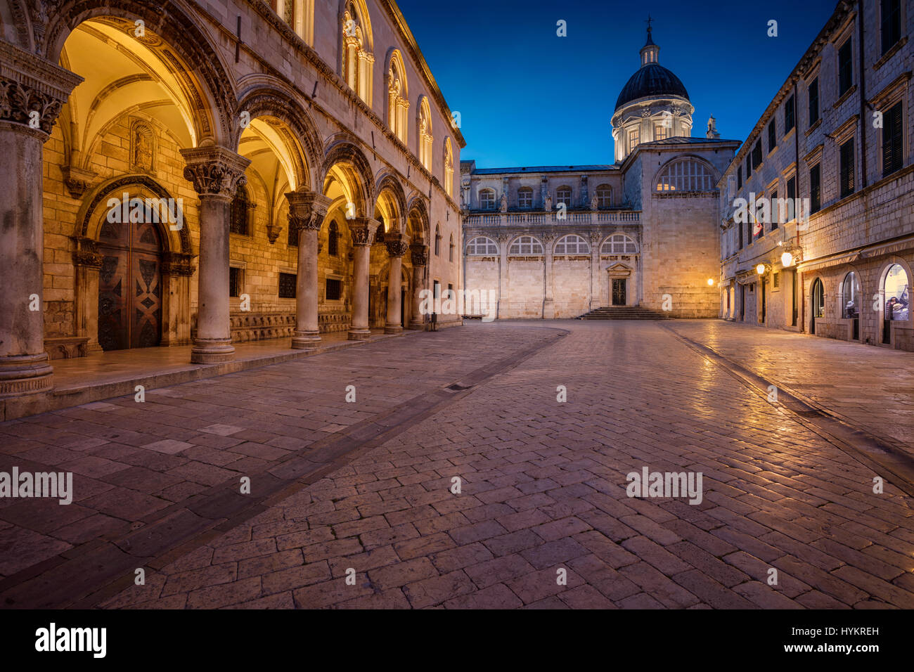 Dubrovnik. Hermosas y románticas calles del casco antiguo de Dubrovnik hora azul durante el crepúsculo. Foto de stock