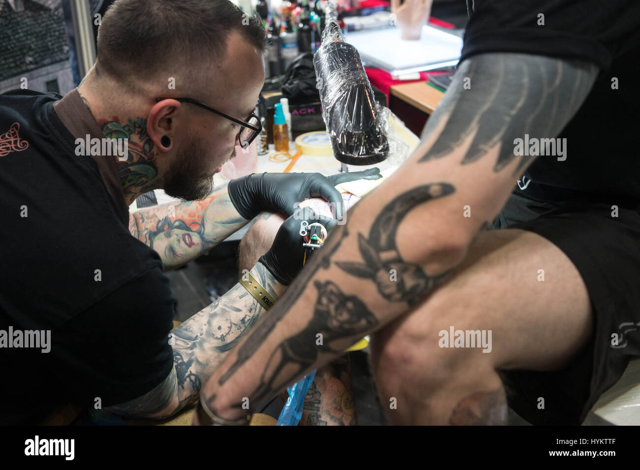 Poznan, Polonia: El dolor de estar tatuado está grabado en el rostro de los  clientes y otros muestran férrea resistencia al dolor de estar suscrito.  Suscribió en hombres con tatuajes de cuerpo