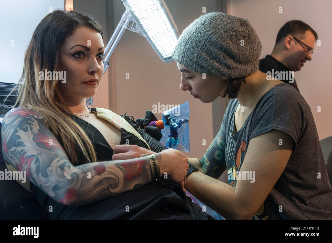 Poznan, Polonia: El dolor de estar tatuado está grabado en el rostro de los  clientes y otros muestran férrea resistencia al dolor de estar suscrito.  Suscribió en hombres con tatuajes de cuerpo