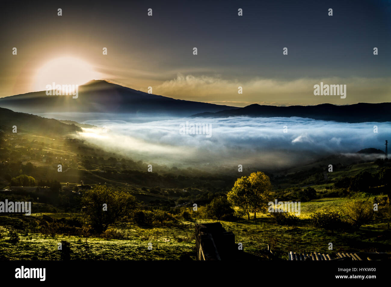 MESSINA, Sicilia: Una imagen de un foggy Monte Etna al amanecer. Un hongo nuclear como cloud voladura del Monte Etna, en Sicilia, han sido capturados por un hombre local asombrado. Llamas rugiendo y enormes penachos de humo puede ser visto bombeando fuera de la parte superior de uno de los volcanes más activos del mundo. Las imágenes muestran cómo los habitantes de Sicilia, vive en la sombra de este monstruo de la montaña, que mide 11 mil pies de altura y es el lugar donde el antiguo dios romano del fuego, Vulcano construyó su taller. Funcionario de Agricultura Fernando Famiani (51) de San Teodoro, Messina en Sicilia se quebró el imponente Monte Foto de stock