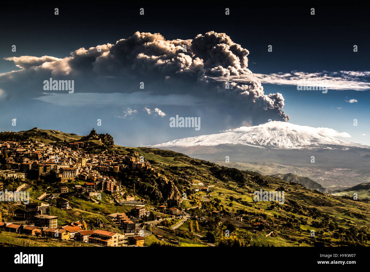 MESSINA, Sicilia: Una foto del Monte Etna, desencadenados por el paisaje. Un hongo nuclear como cloud voladura del Monte Etna, en Sicilia, han sido capturados por un hombre local asombrado. Llamas rugiendo y enormes penachos de humo puede ser visto bombeando fuera de la parte superior de uno de los volcanes más activos del mundo. Las imágenes muestran cómo los habitantes de Sicilia, vive en la sombra de este monstruo de la montaña, que mide 11 mil pies de altura y es el lugar donde el antiguo dios romano del fuego, Vulcano construyó su taller. Funcionario de Agricultura Fernando Famiani (51) de San Teodoro, Messina en Sicilia se quebró el im Foto de stock