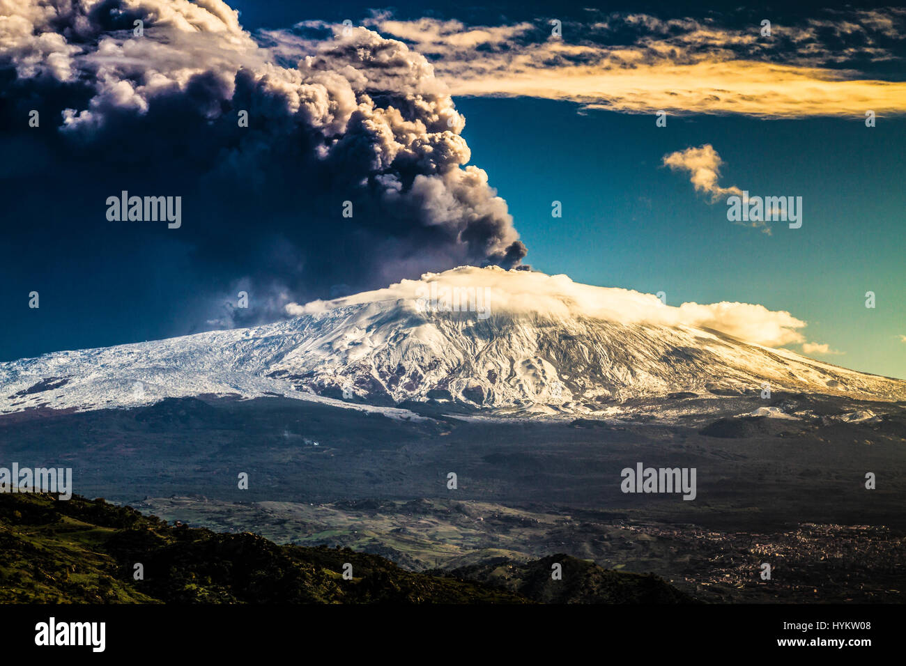 MESSINA, Sicilia: Una foto del Monte Etna, desencadenados por el paisaje. Un hongo nuclear como cloud voladura del Monte Etna, en Sicilia, han sido capturados por un hombre local asombrado. Llamas rugiendo y enormes penachos de humo puede ser visto bombeando fuera de la parte superior de uno de los volcanes más activos del mundo. Las imágenes muestran cómo los habitantes de Sicilia, vive en la sombra de este monstruo de la montaña, que mide 11 mil pies de altura y es el lugar donde el antiguo dios romano del fuego, Vulcano construyó su taller. Funcionario de Agricultura Fernando Famiani (51) de San Teodoro, Messina en Sicilia se quebró el imp Foto de stock