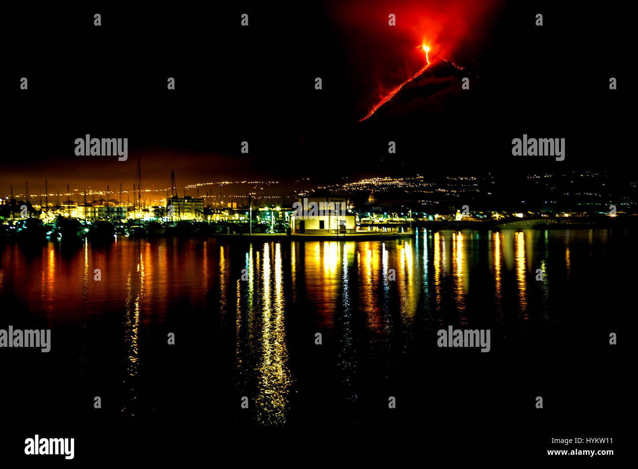MESSINA, Sicilia: Una imagen nocturna de una erupción en el Monte Etna, tomada desde el puerto Riposto. Un hongo nuclear como cloud voladura del Monte Etna, en Sicilia, han sido capturados por un hombre local asombrado. Llamas rugiendo y enormes penachos de humo puede ser visto bombeando fuera de la parte superior de uno de los volcanes más activos del mundo. Las imágenes muestran cómo los habitantes de Sicilia, vive en la sombra de este monstruo de la montaña, que mide 11 mil pies de altura y es el lugar donde el antiguo dios romano del fuego, Vulcano construyó su taller. Funcionario de Agricultura Fernando Famiani (51) de San Teodoro, Messina en Sici Foto de stock
