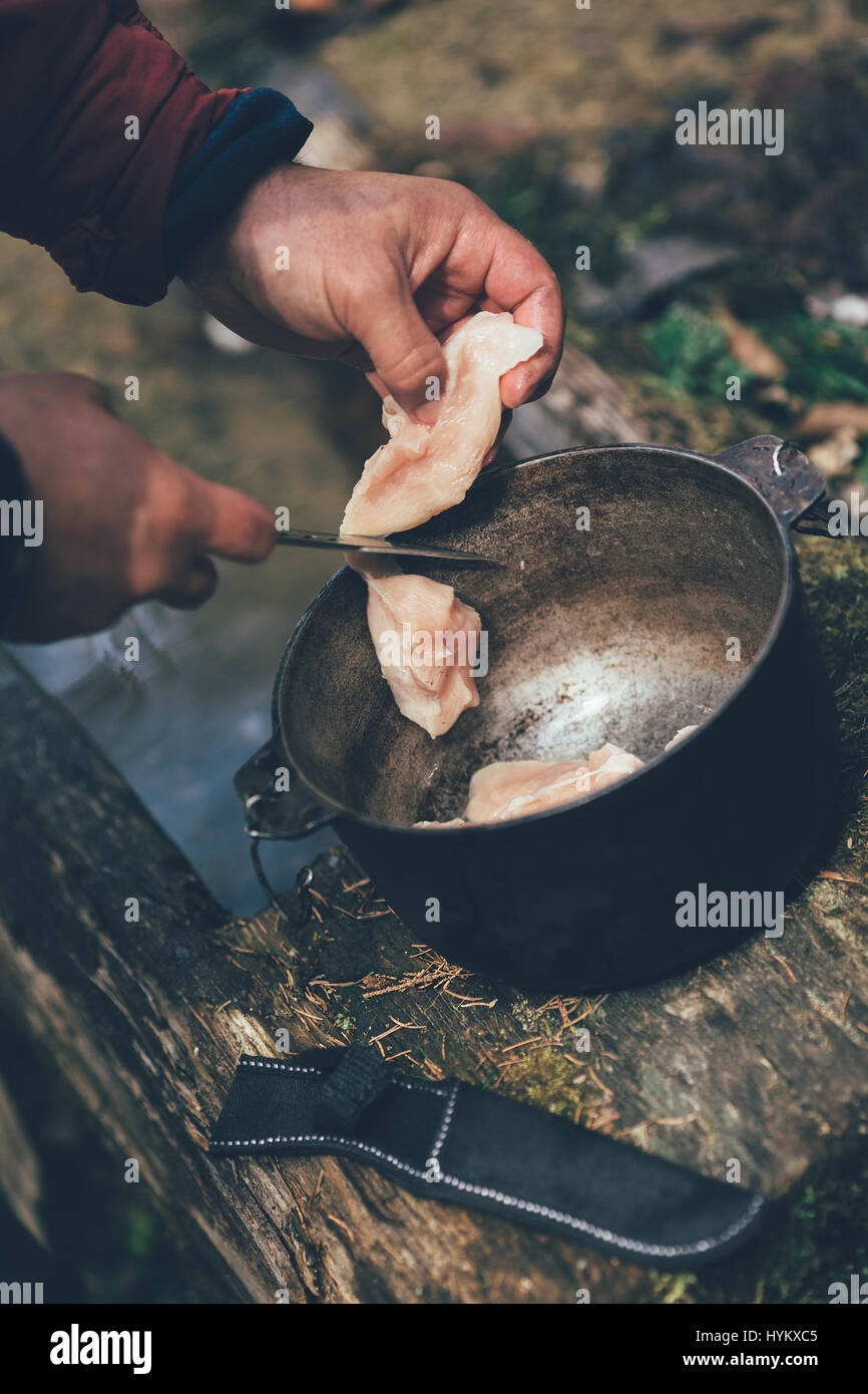 Cocinar la carne en el campo Fotografía de stock Alamy