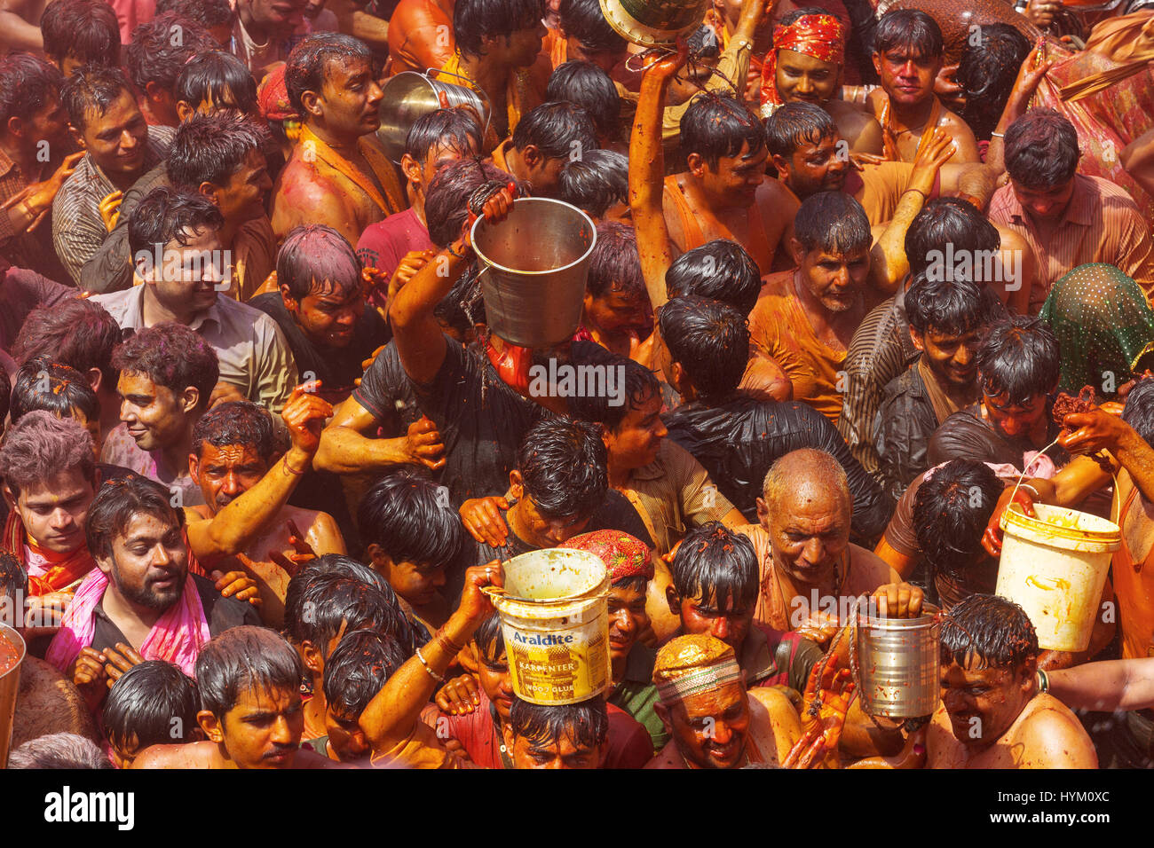 Mathura, India- Marzo 14,2017 : tradicionales y religiosos en el festival de Holi Dauji templo cerca de Mathura en la India.El pueblo celebra la fertilidad de la primavera y Foto de stock