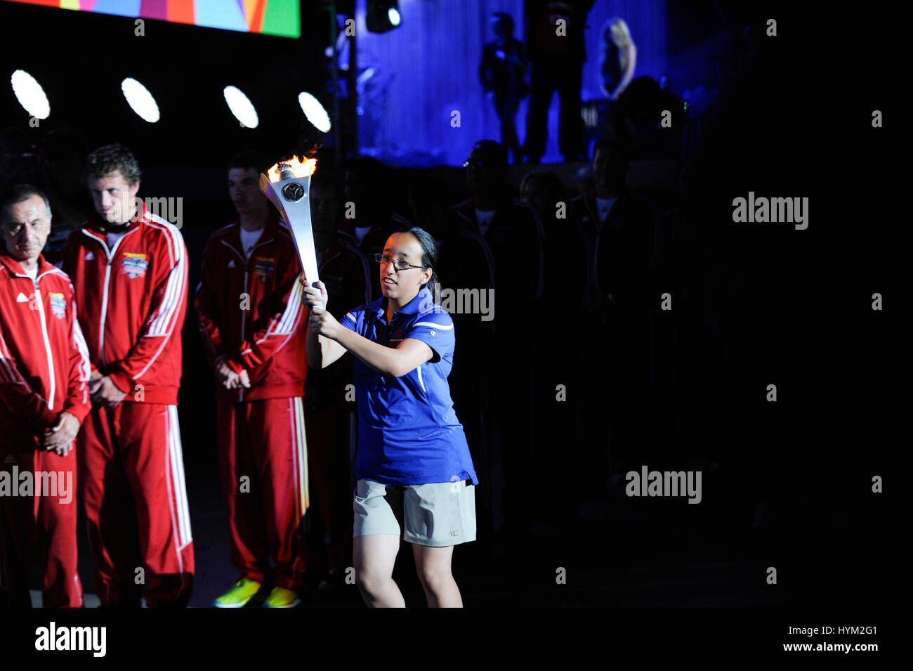 Ceremonia de encendido de la antorcha con atletas de los Juegos Olímpicos Especiales Mundiales de Ceremonia de Apertura en el Coliseum el 25 de julio de 2015 en Los Angeles, California. Foto de stock