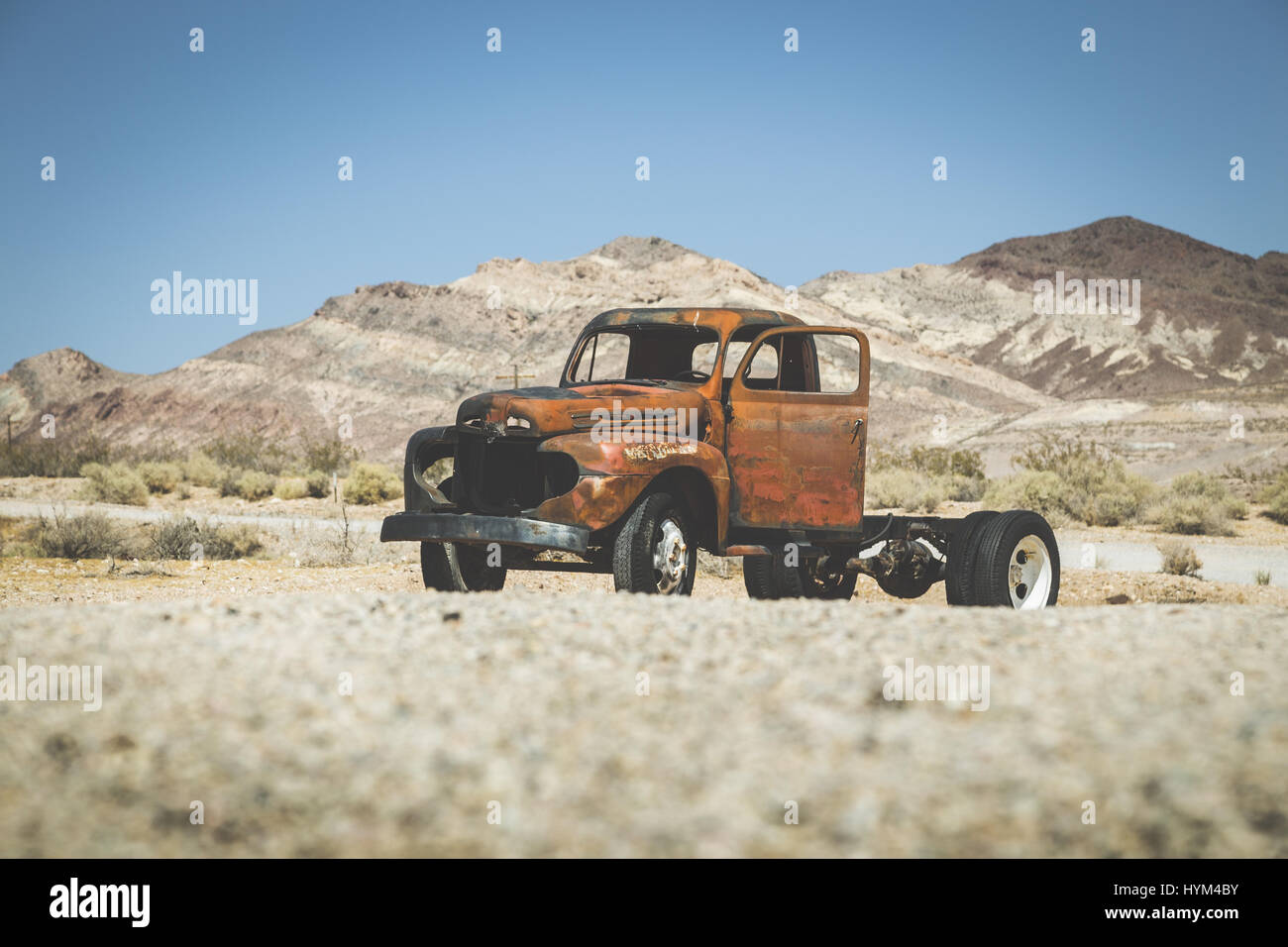 Vista clásica de una vieja camioneta oxidada de un accidente automovilístico en el desierto, en un hermoso día soleado con el cielo azul en verano con vintage retro VSCO Instagram s Foto de stock