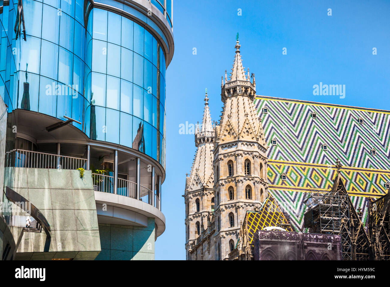 Haas Haus con la Catedral de San Esteban, en Stephansplatz en Viena, Austria. Foto de stock