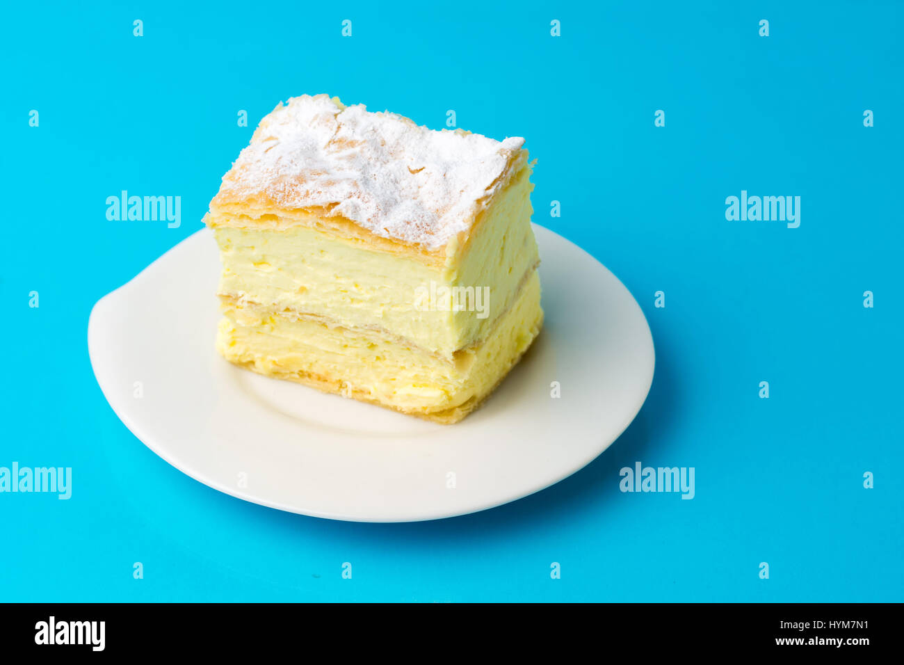 Pastel de crema dulce cremeschnitte italiana en una placa Foto de stock