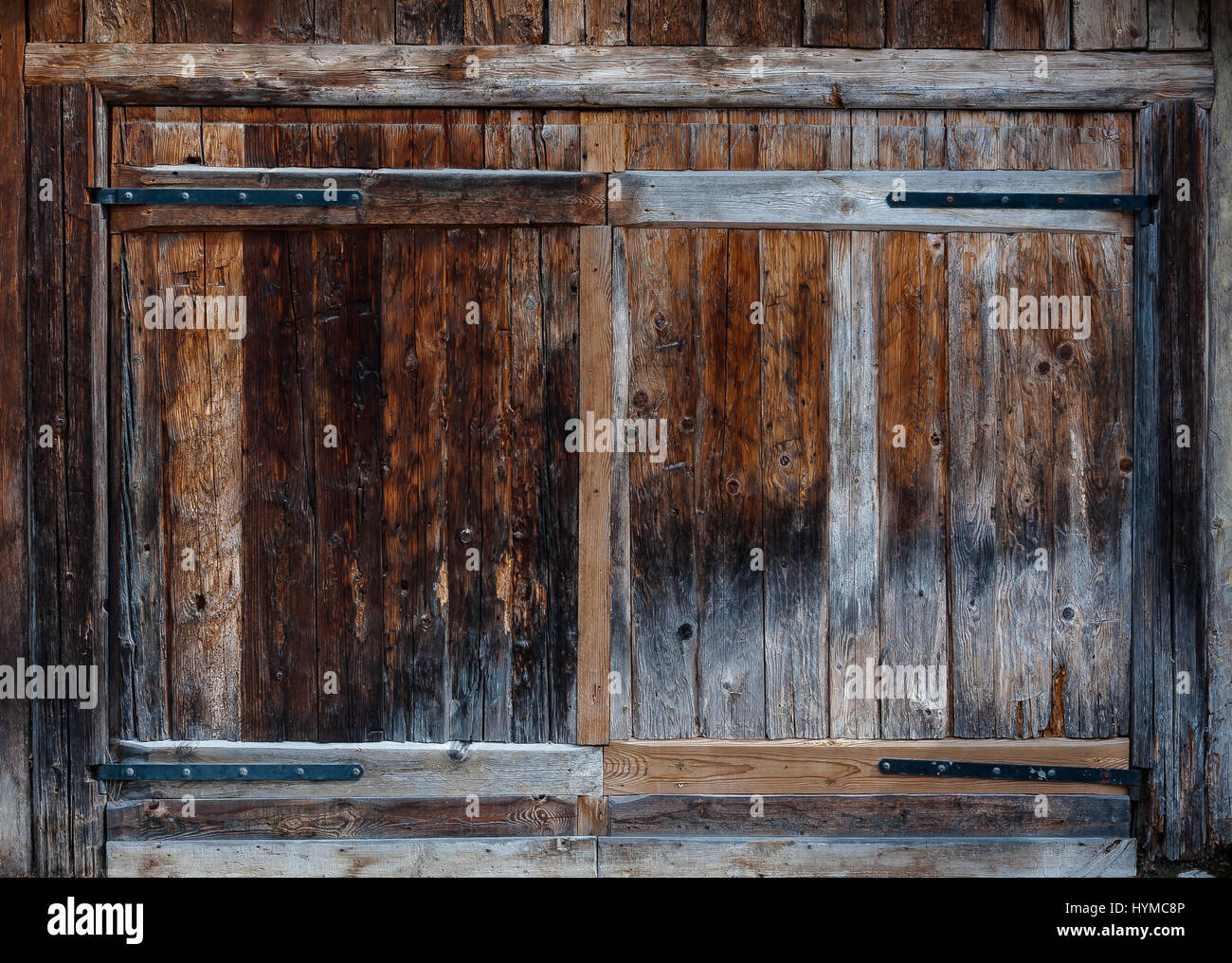 Cerrado tiempo gastado vetustas puertas de madera de entrada con paneles de madera en la construcción Foto de stock