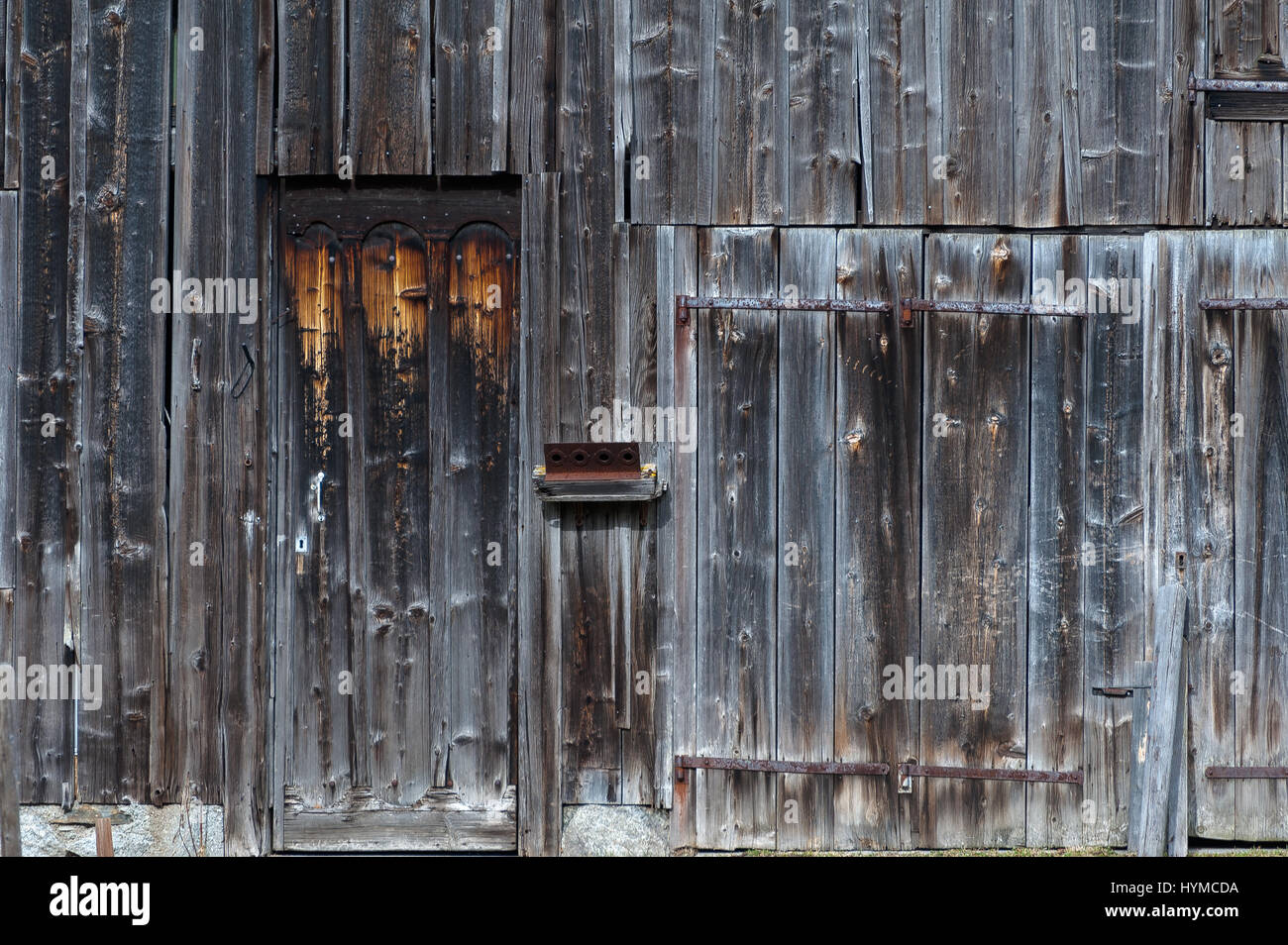 Cerrado tiempo gastado vetustas puertas de madera de entrada con paneles de madera en la construcción Foto de stock