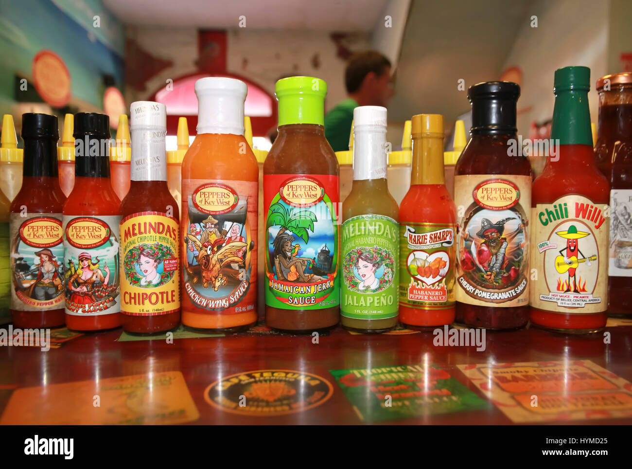 Caliente, picante, sabrosas salsas envasadas en exhibición en una tienda en Key West, Florida, EE.UU. Foto de stock