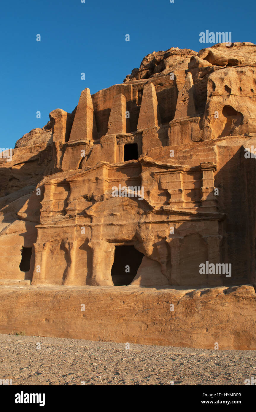 Jordania: el Obelisco de la tumba y Bab As-Siq Triclinio en el camino hacia el Siq, la entrada principal a la ciudad de Petra Nabataean arqueológico Foto de stock