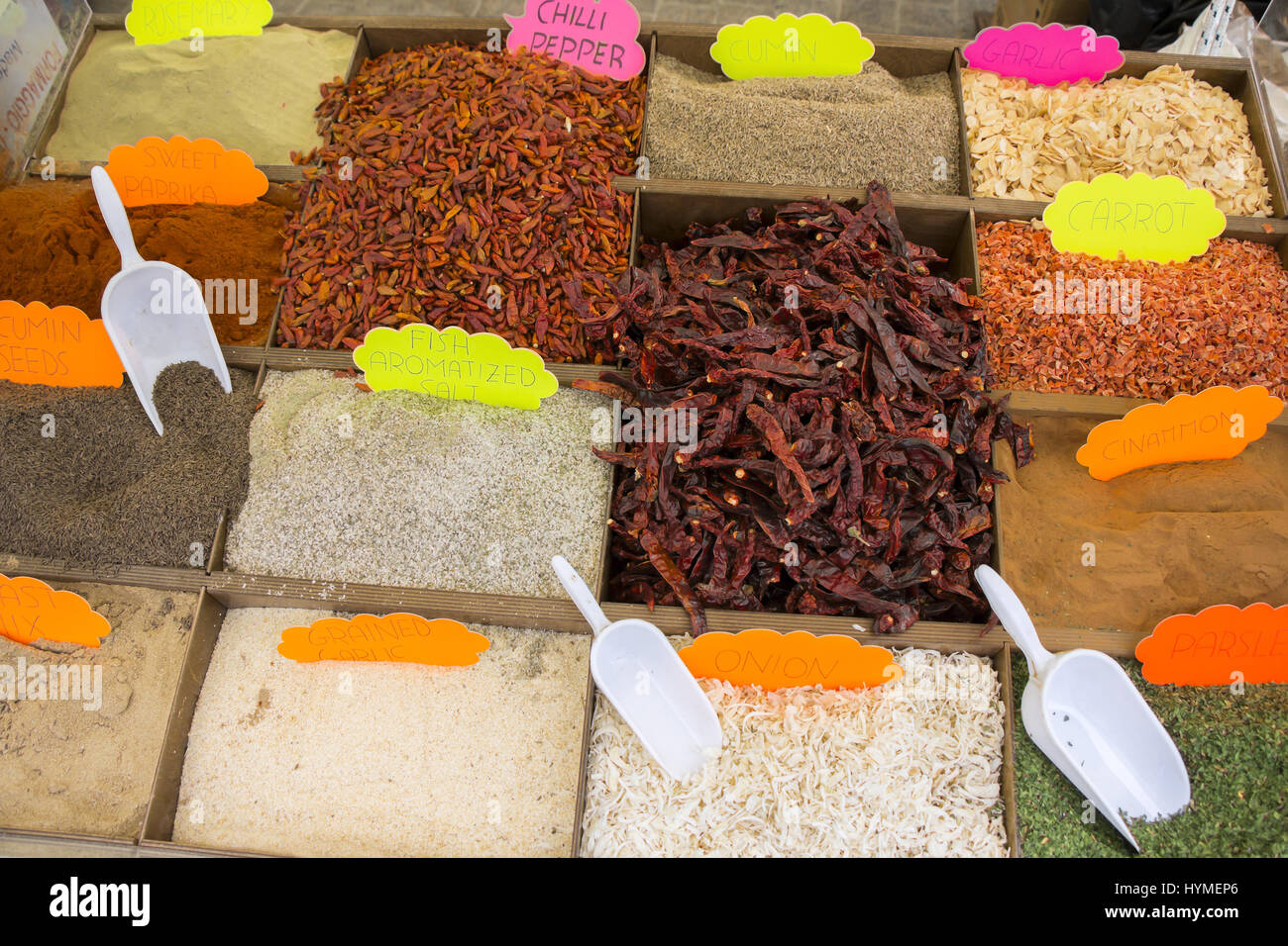 Legumbres secas y especias en un mercado callejero Foto de stock