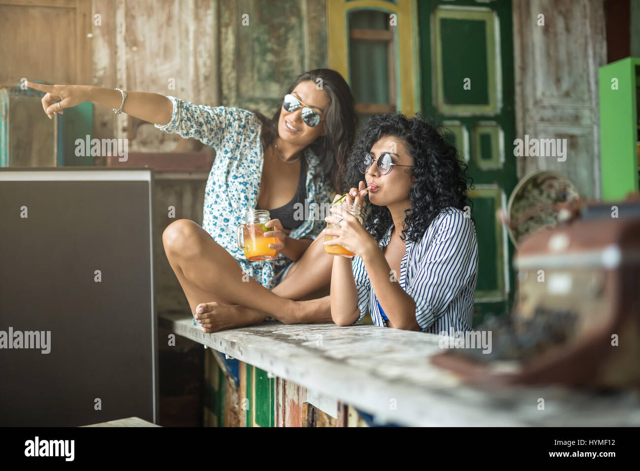 Niñas asiáticas en bikini fotografías e imágenes de alta resolución - Alamy