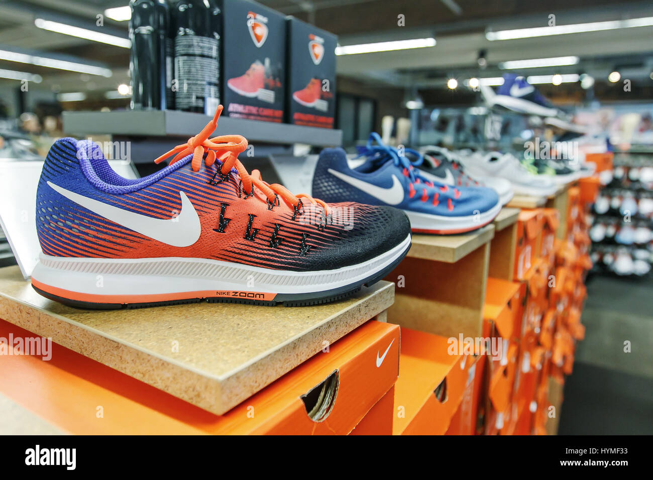 Tienda de exhibición de zapatillas fotografías e imágenes de alta  resolución - Alamy