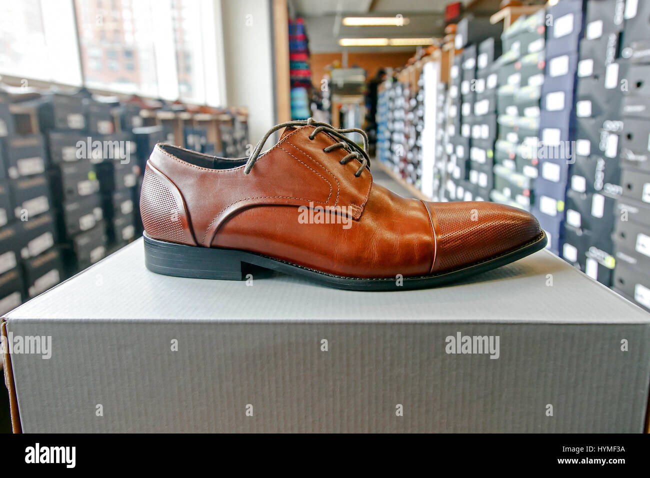 Mens vestir zapato en un tienda de zapatos con pilas de cajas en el fondo  Fotografía de stock - Alamy