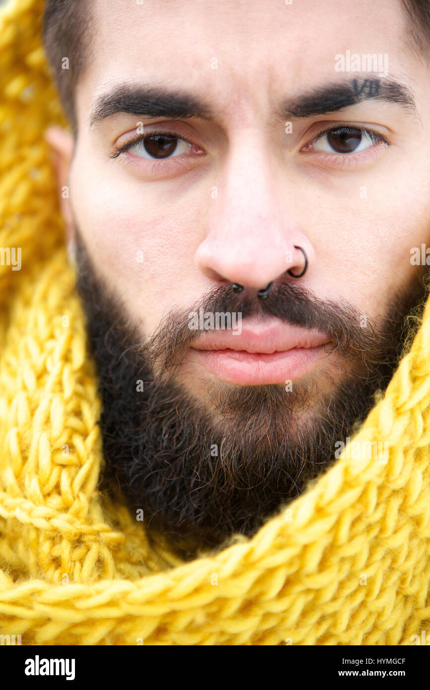 Almuerzo Opuesto Pío Close Up retrato de un hombre urbano moderno con barba y piercing  Fotografía de stock - Alamy