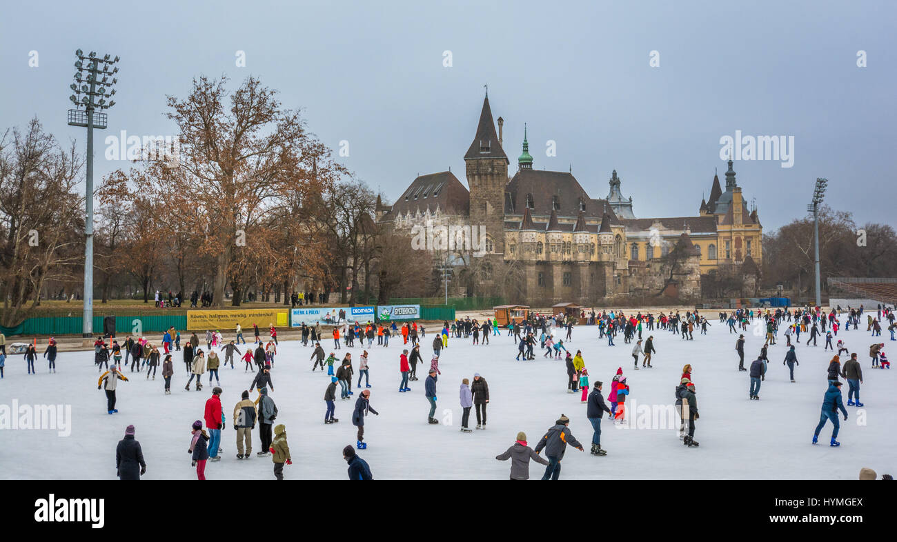 Patinar sobre hielo en Budapest City Park, diciembre-18-2016 Foto de stock