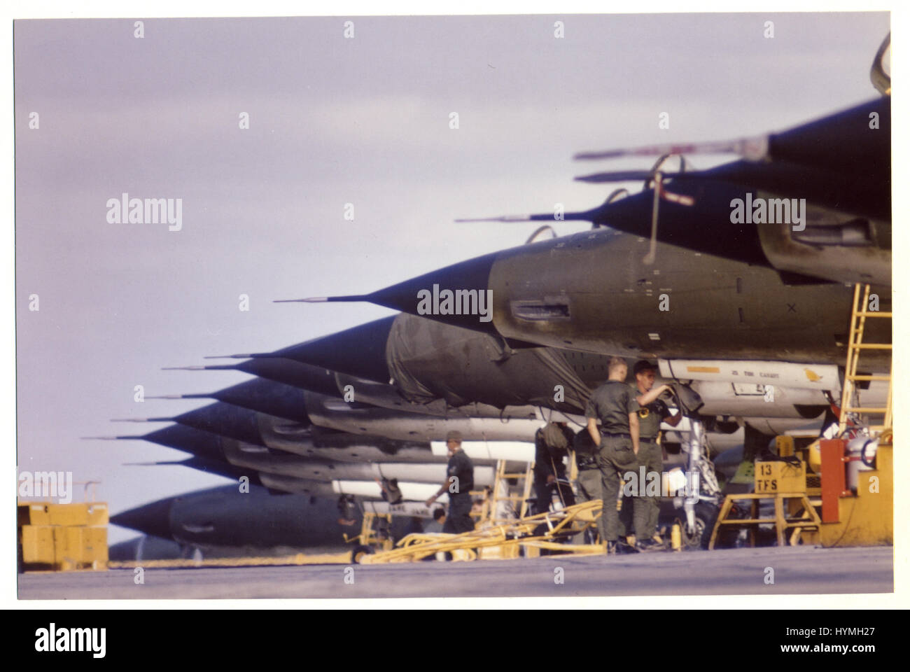 F-100s sobre una línea de vuelo en la Base Aérea Takhli, Tailandia, 1966. Foto de stock