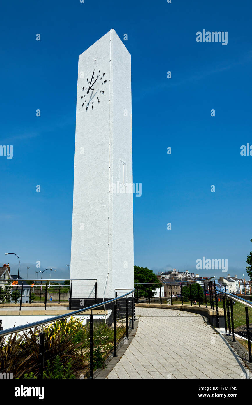 La Torre del Reloj, jardines marinos. Carrickfergus, Condado de Antrim, Irlanda del Norte, REINO UNIDO Foto de stock