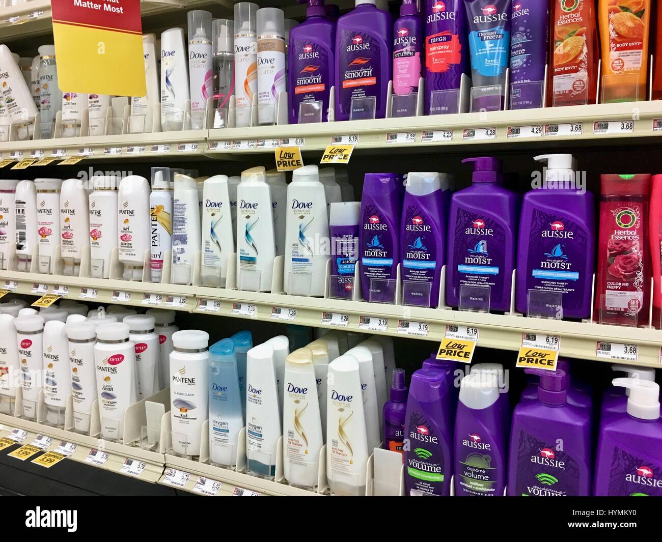 Champú y gel de baño corporal en la tienda Fotografía de stock - Alamy