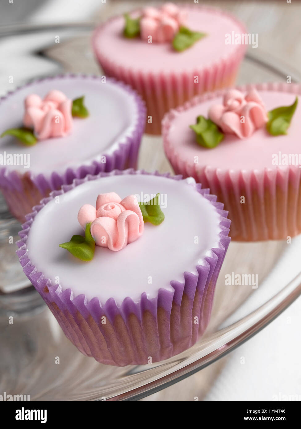 Cupcakes sobre una tarta stand Foto de stock