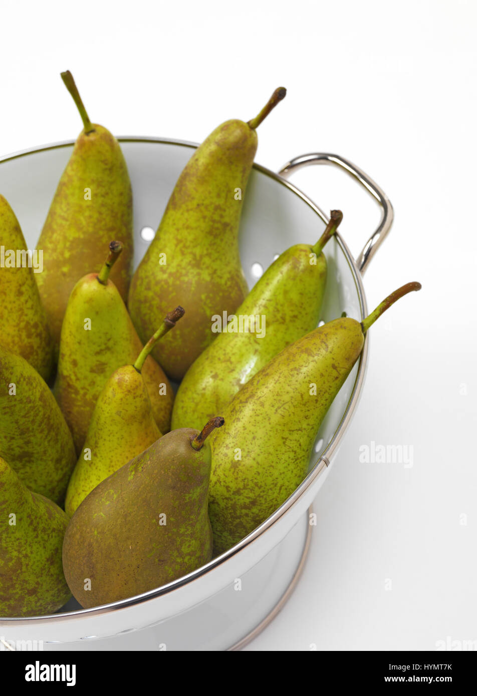Las peras en un colador de cocina blanca Foto de stock