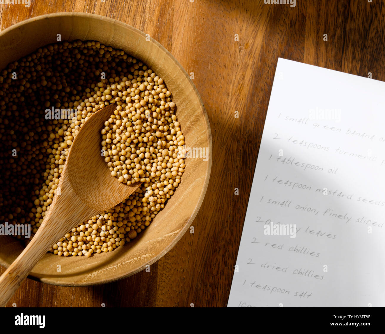 Las semillas de mostaza con tarjeta de recetas Foto de stock