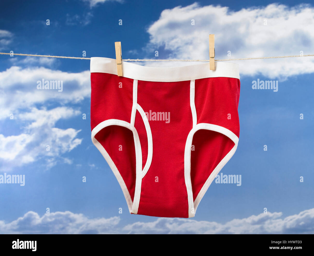 Calzoncillos en una línea de lavado Foto de stock