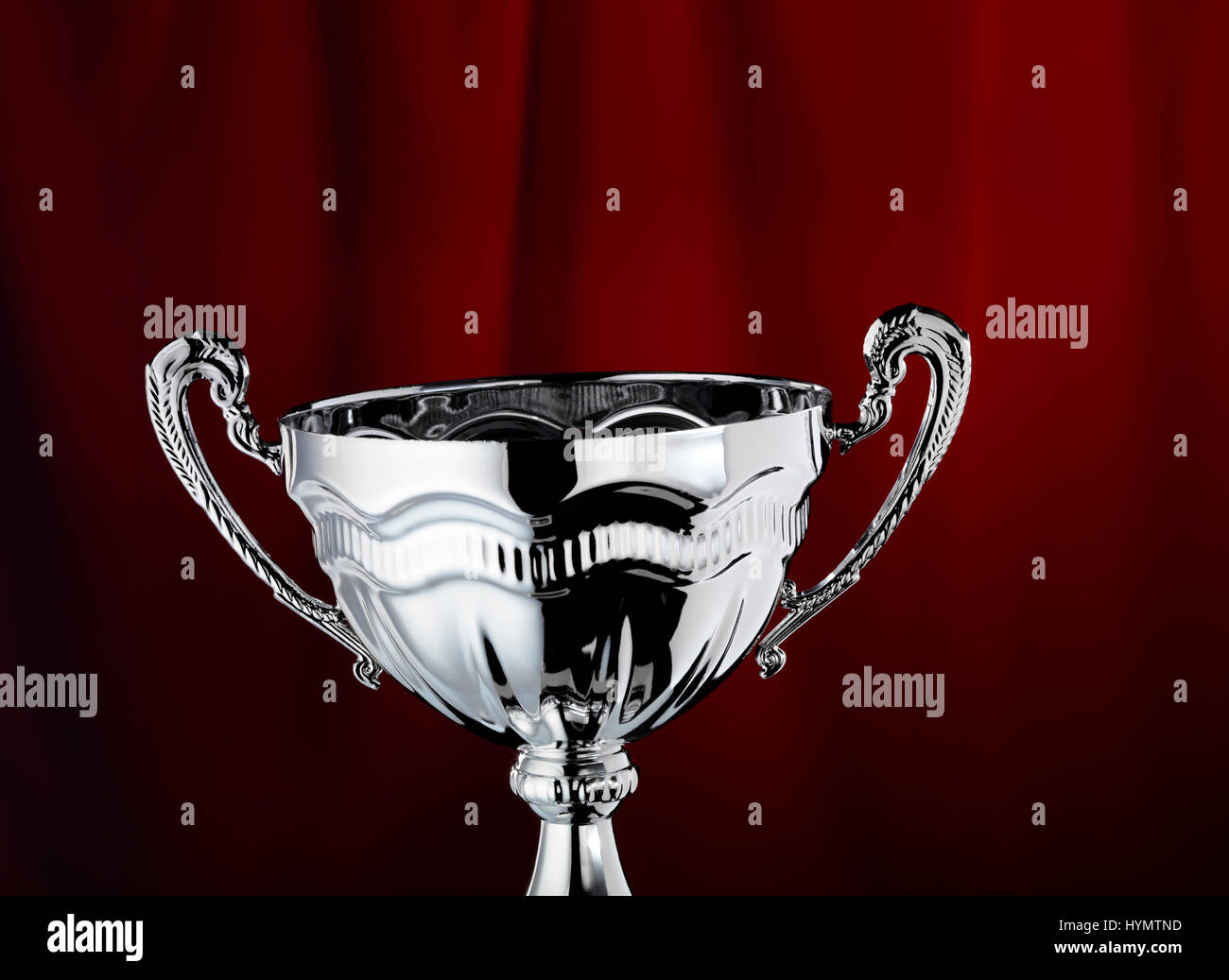 Trofeo con un telón de fondo rojo Foto de stock