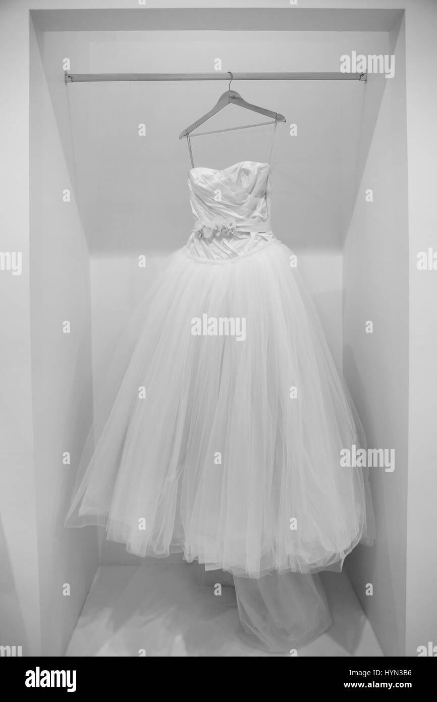 Vestido de novia en una percha en blanco y negro Foto de stock