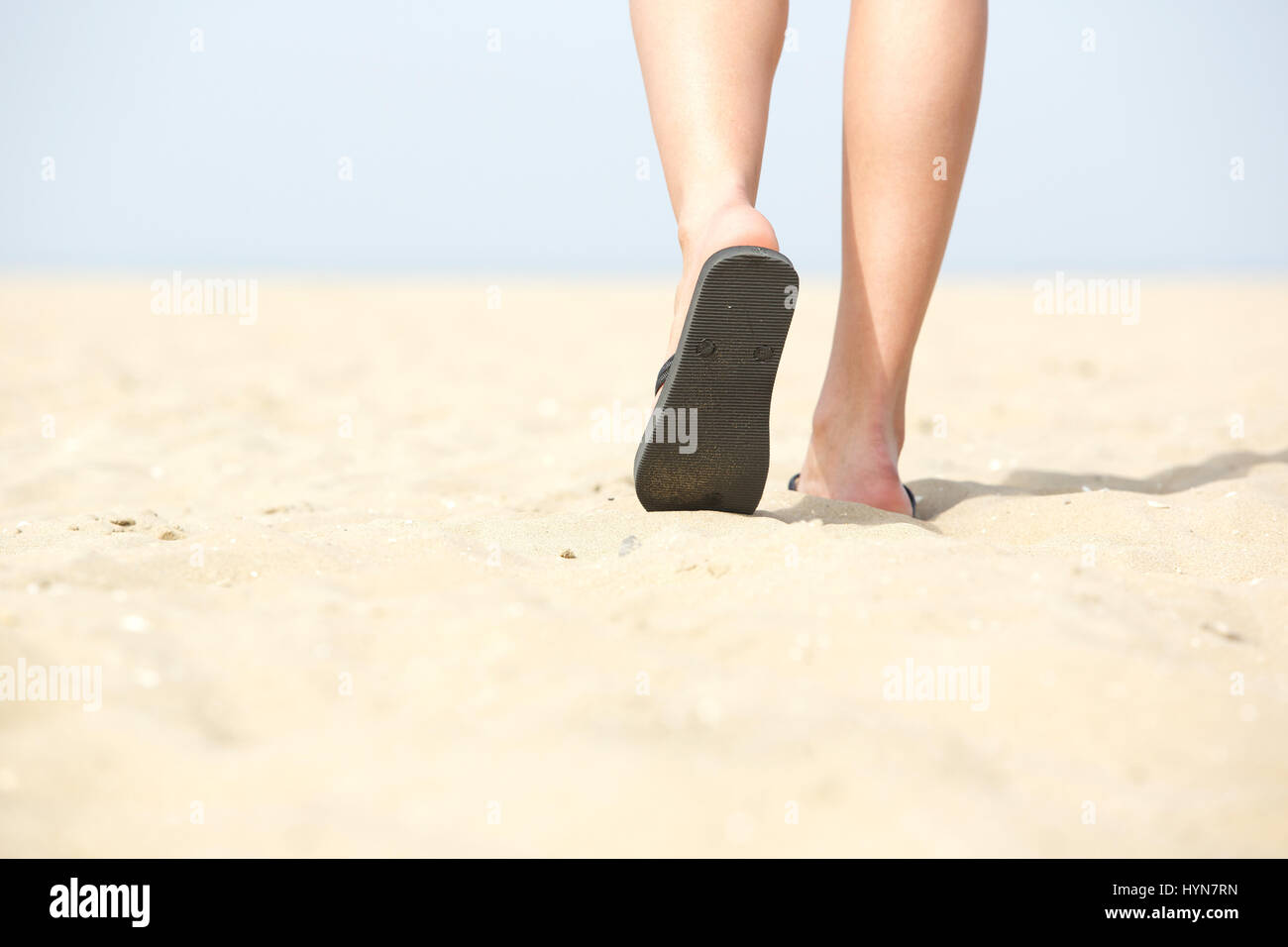 Caminando en sandalias fotografías e imágenes de alta resolución - Alamy