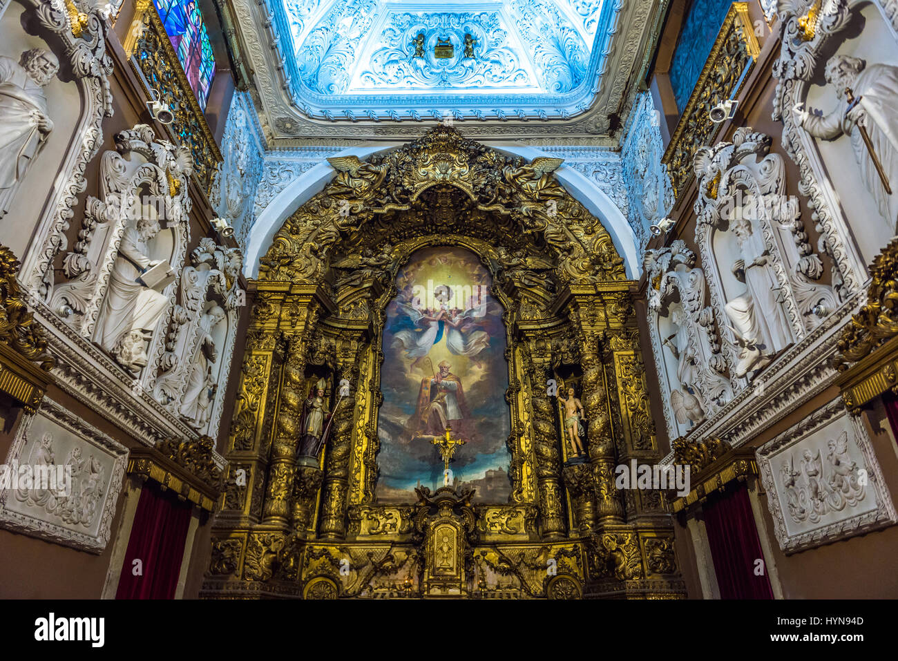 Altar de la Iglesia de San Ildefonso de Toledo en Santo Ildefonso parroquia  civil de la ciudad de Oporto, la segunda ciudad más grande de Portugal  Fotografía de stock - Alamy