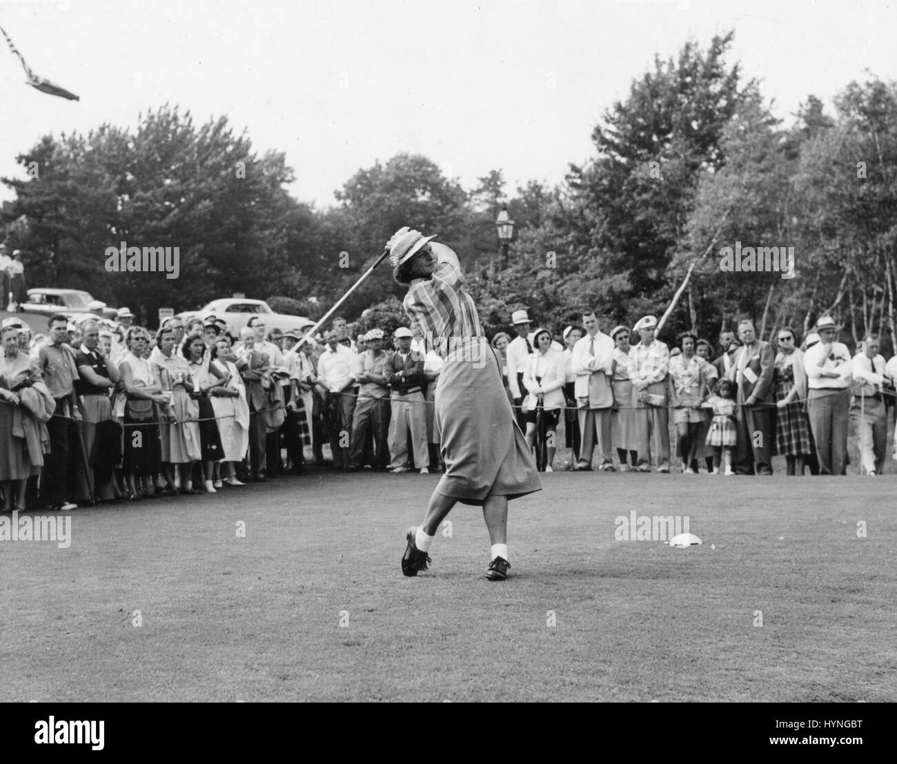 Babe Didrickson Zaharias impulsa la pelota desde el tee del décimo en la primera ronda de Mujeres del Campeonato Nacional abierto de oro. Peabody, MA, 7/1/54. Foto de stock
