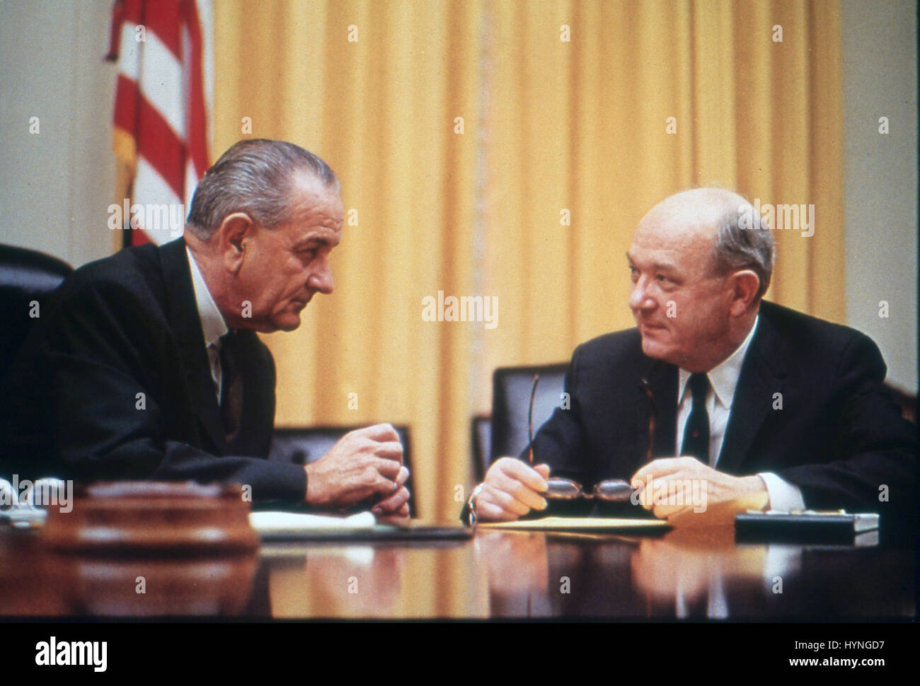 El presidente Lyndon B. Johnson le confiere con el Secretario de Defensa, Dean Rusk en la Casa Blanca. Washington, DC, circa 1967. Foto de stock