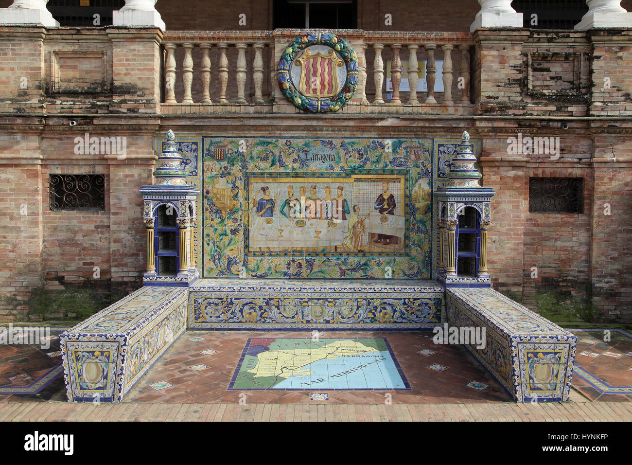 Azulejos de cerámica de azulejos de banco provincial o alcoba de Tarragona en la Plaza de España en el Parque de Maria Luisa Sevilla Sevilla España Foto de stock