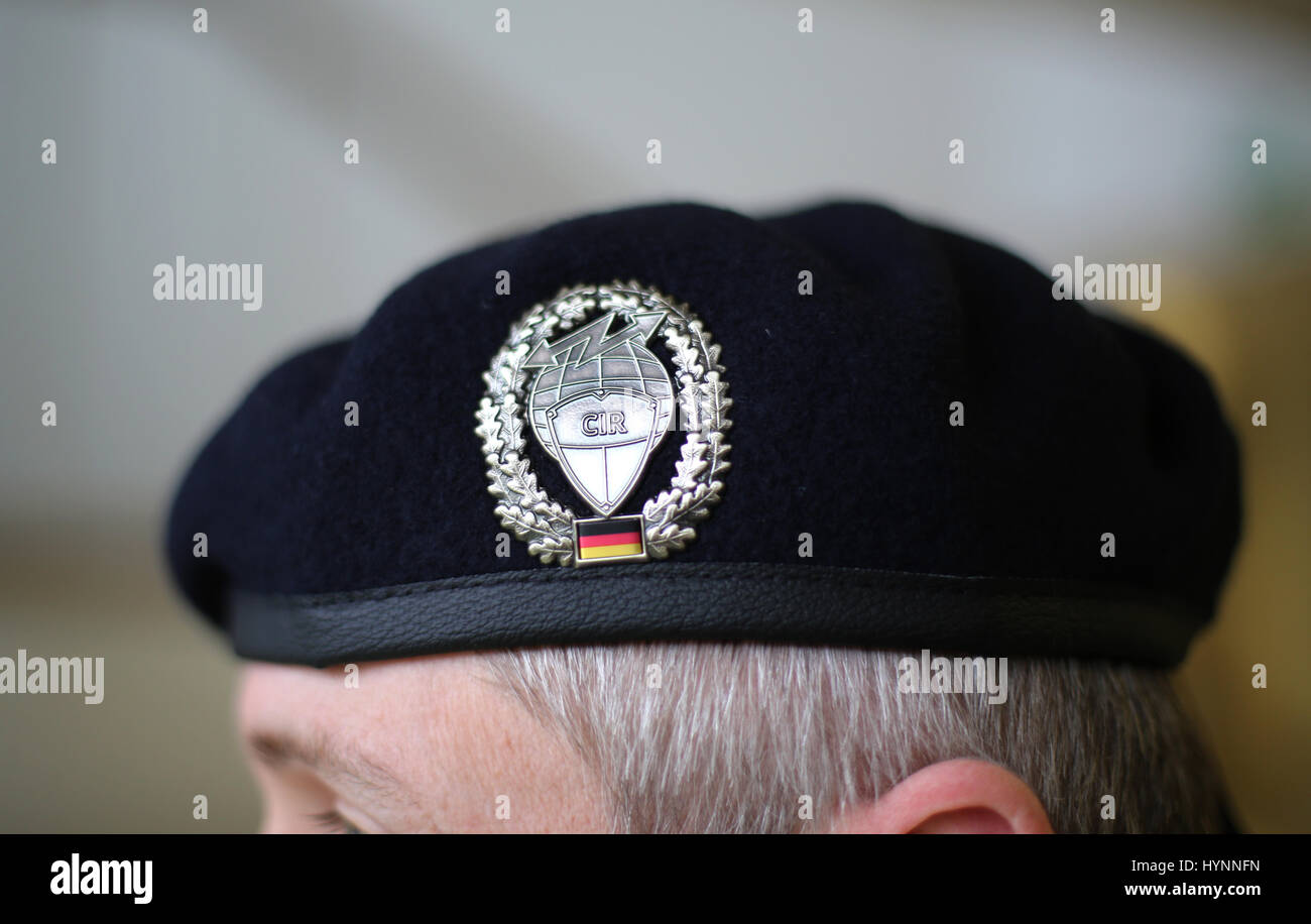 Destino Manuscrito Invertir Bonn, Alemania. 05 abr, 2017. Emblema en una boina de la nueva Alemania  Cyber y el Comando Espacial de la información al servicio de la nueva  Teniente General Ludwig Leinhos, en Bonn,