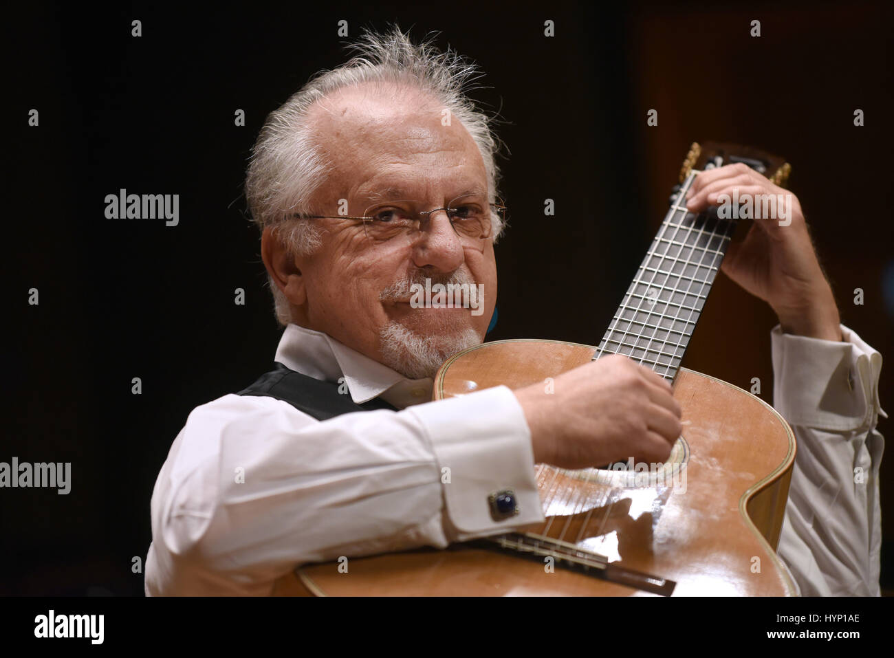 En Dusseldorf, Alemania. 05 abr, 2017. El guitarrista español Pepe Romero  toca la guitarra en el escenario durante una prueba de sonido en la  Tonhalle en Düsseldorf, Alemania, 05 de abril de